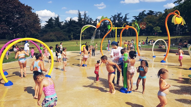 Installer des jeux d&#39;eau pour enfants dans les parcs et des brumisateurs dans les espaces piétons