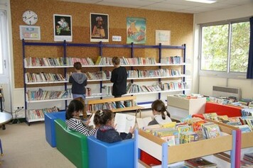 Rénover un local et l'aménager en une petite bibliothèque de quartier