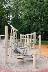 Aire de jeux en bois au parc de la Feyssine